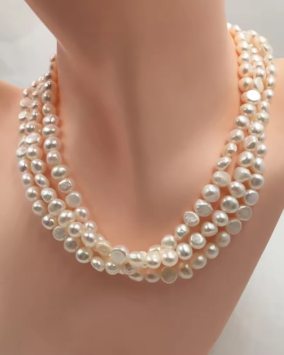 Round freshwater pearl choker necklace